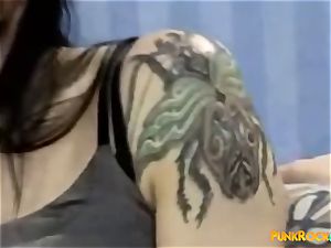 honey with lots of tattoos and piercing gets buttfuck